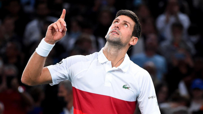 Novak Djokovic arata cu degetul in sus