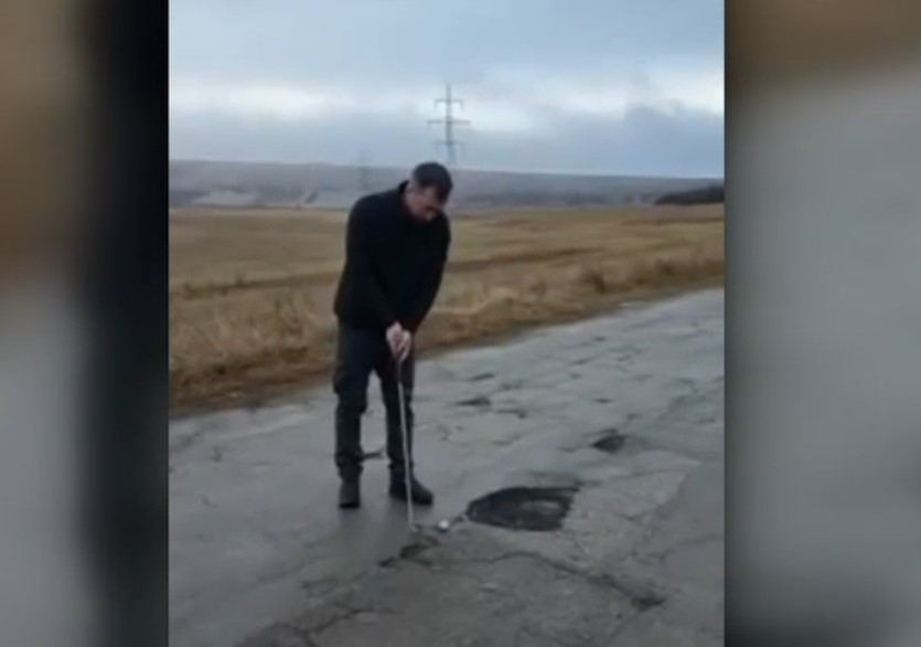 VIDEO. Protest inedit într-o comună din Vaslui: un localnic a jucat golf în gropile din asfalt