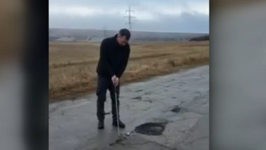 Protest inedit într-o comună din Vaslui: un localnic a jucat golf în gropile din asfalt