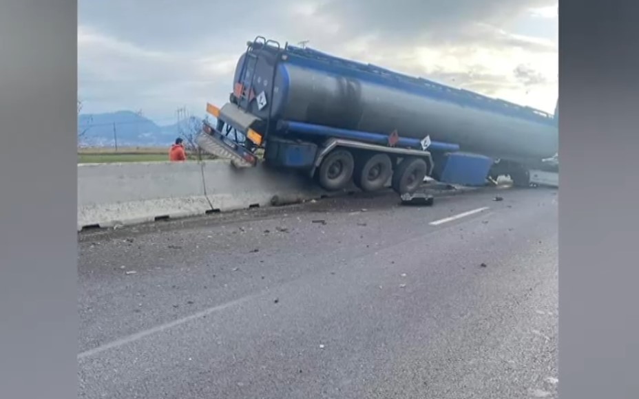 VIDEO. Trafic blocat în Brașov, după ce o cisternă a ajuns pe un parapet