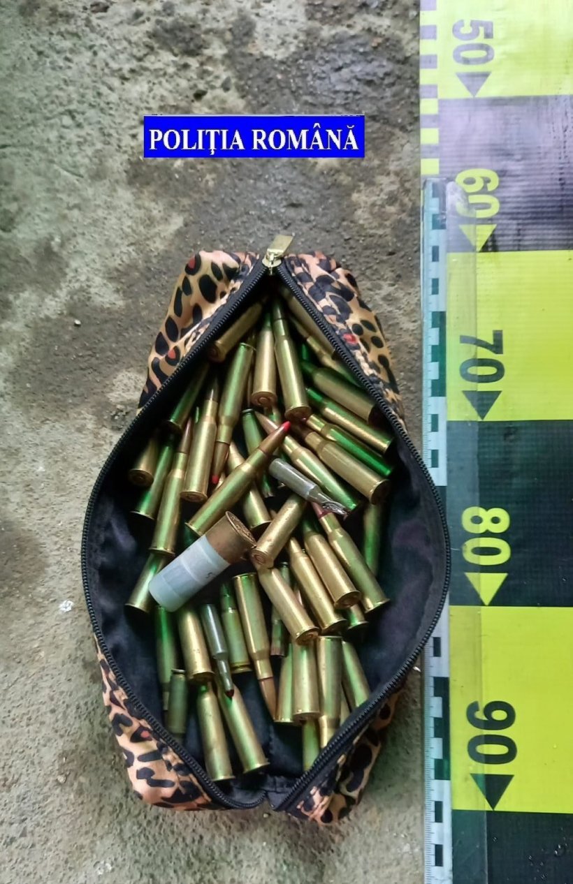 Un bărbat care deținea ilegal pistoale, sute de cartușe, dar și grenade, prins în trafic de polițiști