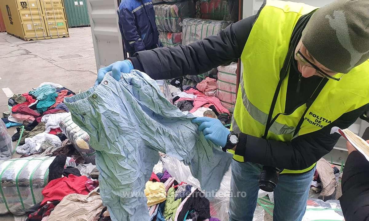 77 de tone de haine rupte și murdare, aduse din Canada, au fost găsite în Portul Constanța