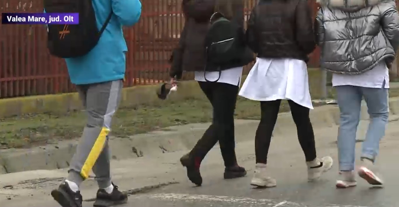 Ce riscă profesoara care a trimis din greșeală elevilor poze nud. Părinte: „Niște copii de 14 ani să vadă așa ceva e de nedescris”