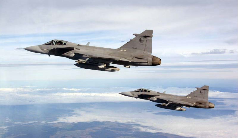 Avion de pasageri escortat de aeronave militare, după o alertă cu bombă la bord