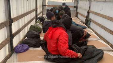 migranti ilegali ascunsi in camion