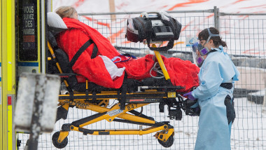 pacient covid pe targa urcat in ambulata, asistenta pe ninsoare