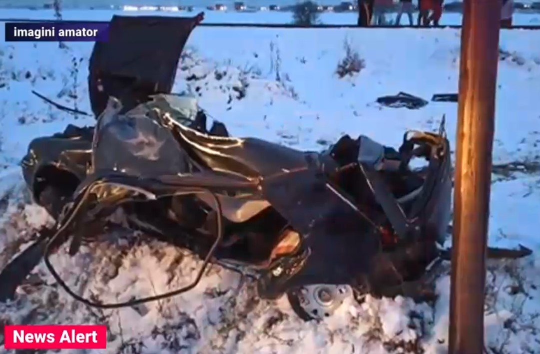 O tânără de 22 de ani a murit, după ce mașina pe care o conducea a fost lovită de tren. Traficul feroviar, blocat între Arad și Oradea
