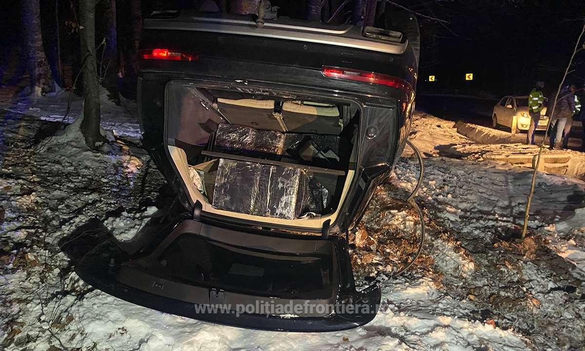 Un contrabandist care s-a răsturnat cu mașina plină de țigări a primit primul ajutor chiar de la polițiștii de frontieră