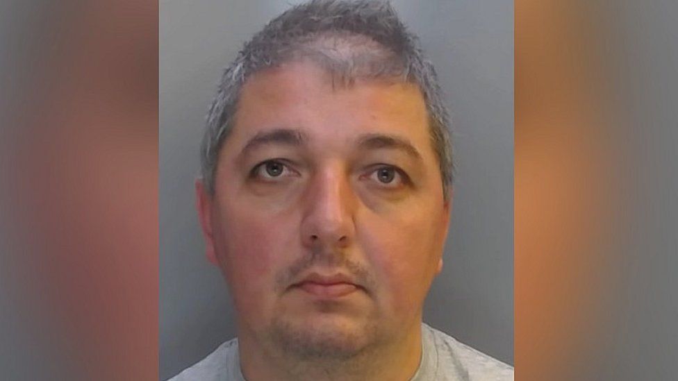 Un român din UK care se uita pe site-uri de întâlniri în timp ce conducea a omorât 3 oameni