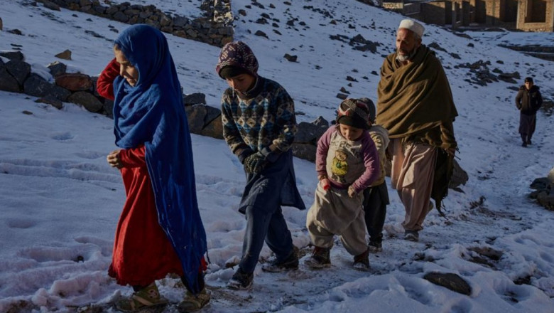 copii mergand in zapada in afganistan