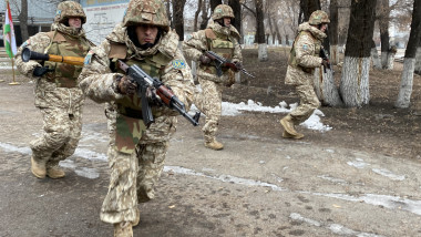 militari cu puști kalașnikov în Kazahstan