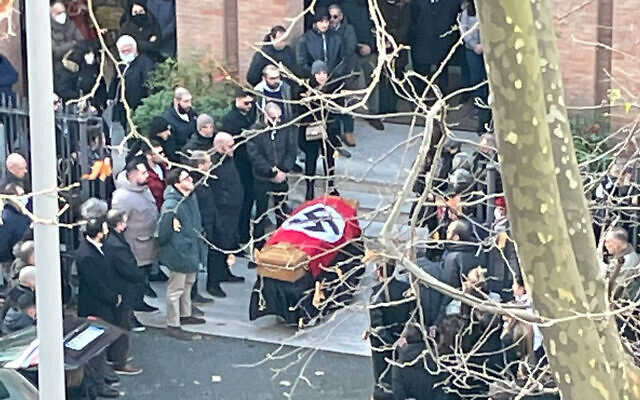 Biserica Catolică condamnă folosirea drapelului nazist la o înmormântare din Roma: Un simbol îngrozitor, ireconciliabil cu creștinismul