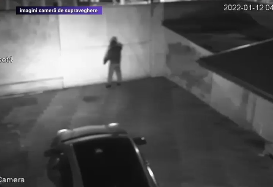 VIDEO. O familie din Popești-Leordeni a fost jefuită de hoți care au pretins că sunt polițiști. Imaginile surprinse de camera de vedere