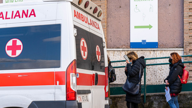 Ambulanță lângă un centru de vaccinare din Italia