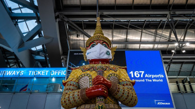 Statuie pe aeroportul din Bangkok, Thailanda.