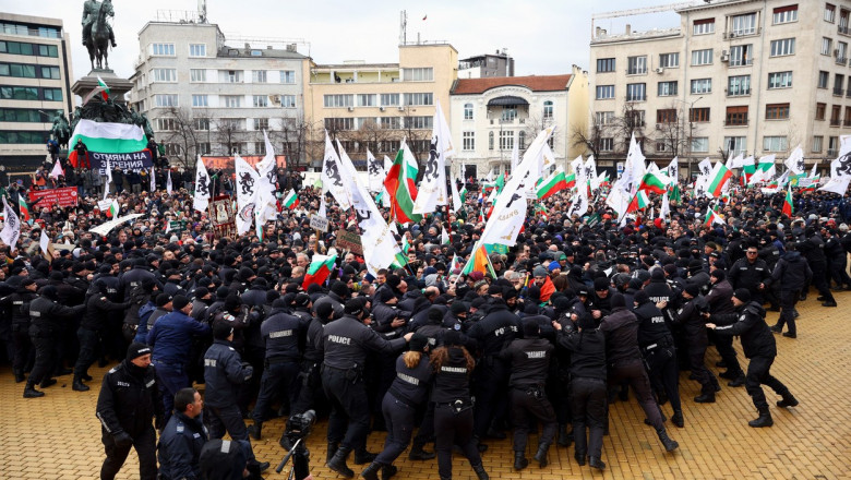 Protest în Bulgaria. Oamenii se împing în cordonul format de jandarmi.