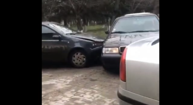 VIDEO. Scandal în trafic, în Caracal: Un tânăr intră intenţionat cu maşina într-un alt şofer, care îşi face apoi dreptate cu parul