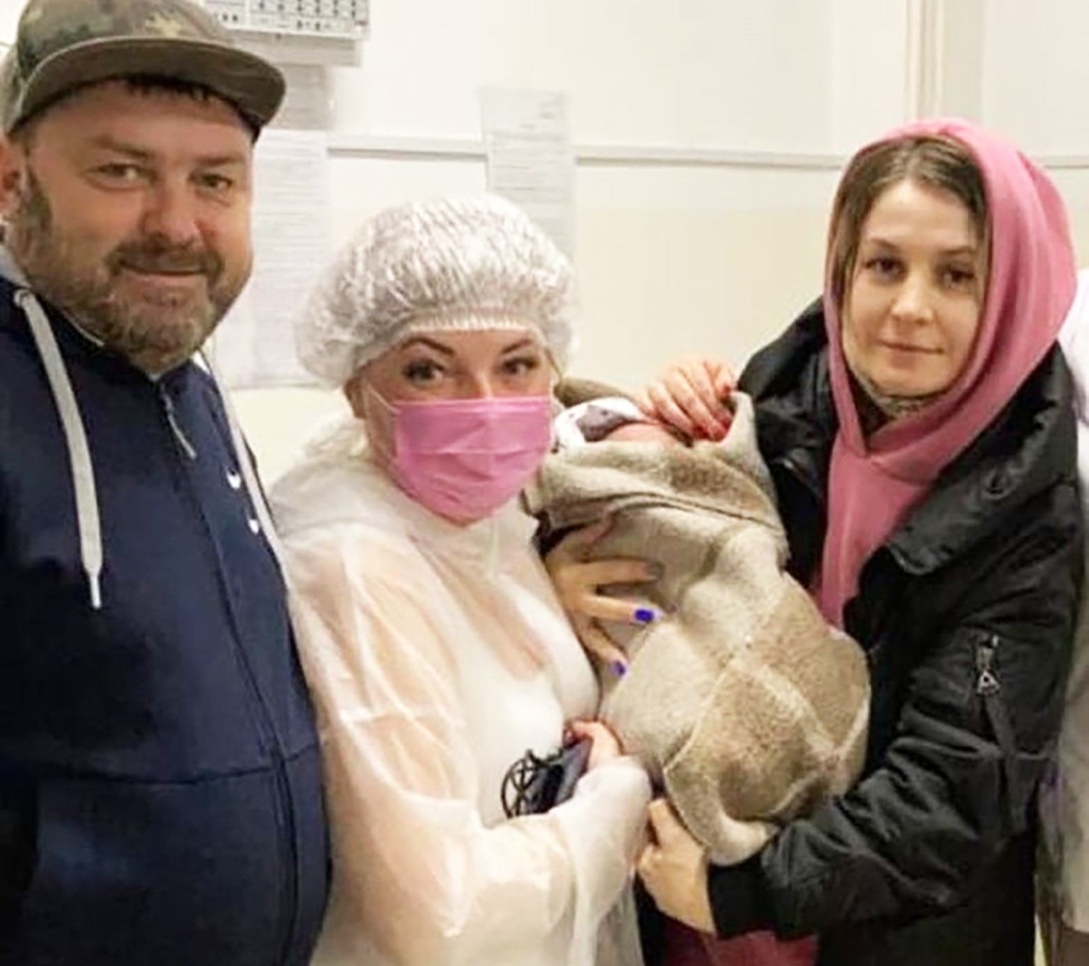 Bebeluș de 3 zile abandonat într-o cutie de carton, la - 20 de grade, la marginea unui drum izolat din Siberia