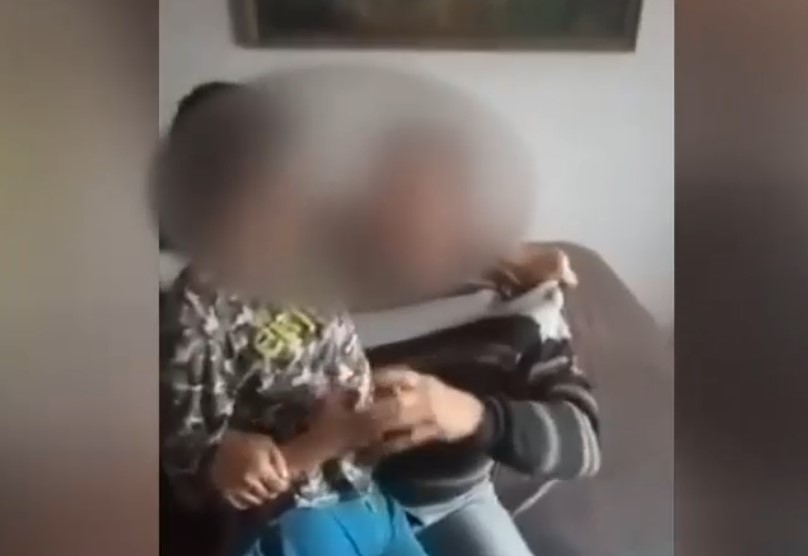 VIDEO. Imagini revoltătoare cu un copil cu dizabilități lovit de propriul tată. Scena a fost filmată de mama băiatului