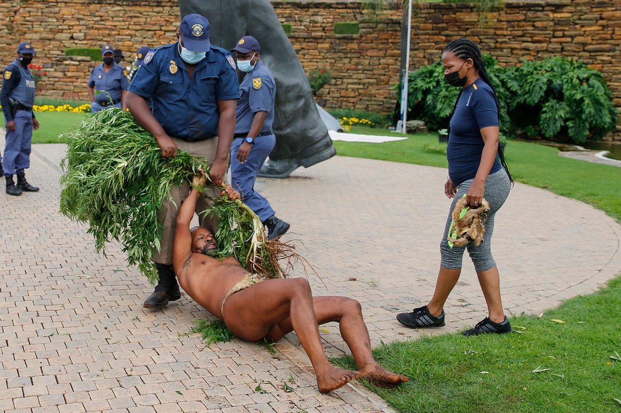 "Regele Khoisan" din Africa de Sud a fost arestat după ce a crescut cannabis lângă palatul prezidențial
