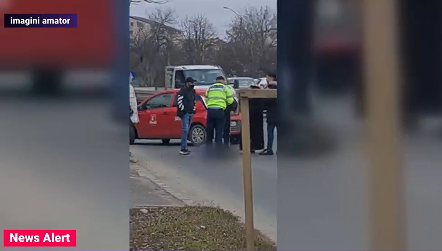 O fată de 13 ani a murit după ce a fost lovită de o mașină de poliție, în Capitală