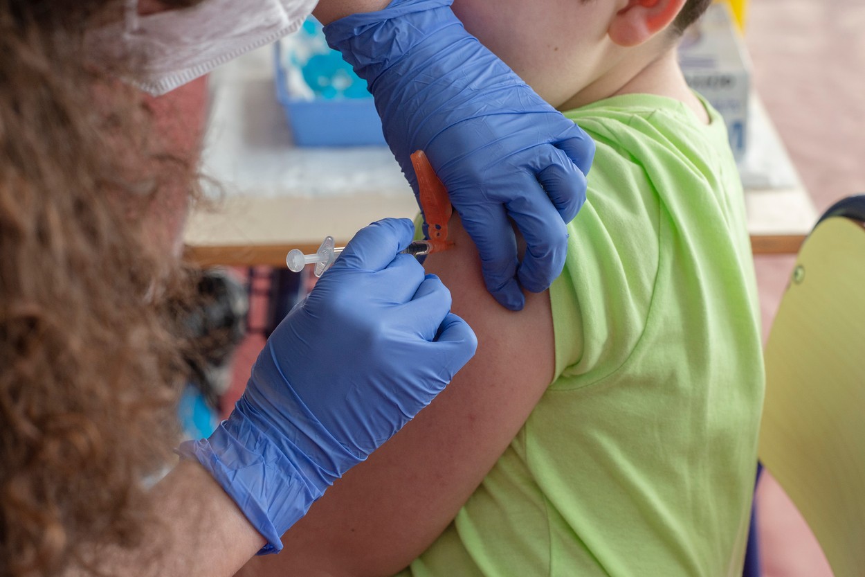 În ultimii 12 ani, nivelul de vaccinare a scăzut până spre 80%, avertizează Alexandru Rafila