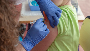 copil care este vaccinat de o asistenta