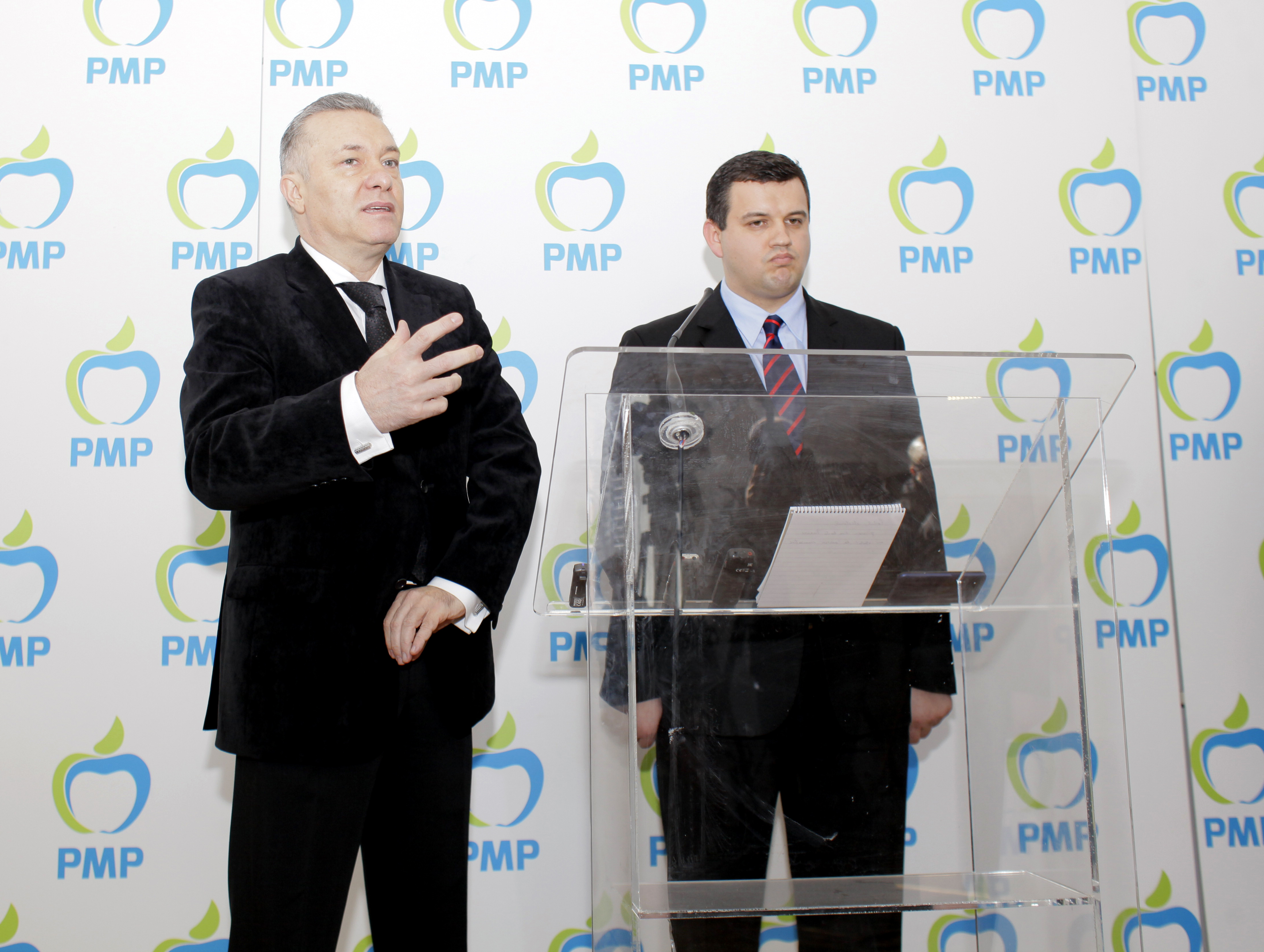Diaconescu acuză un puci în PMP. Partidul s-a rupt în două grupuri de Whatsapp