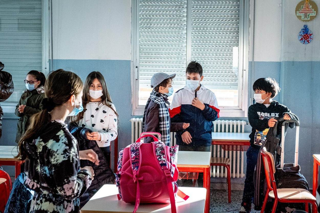 Părinții unui copil din Milano au motivat absența lui de la școală prin "frica de Covid". Care a fost reacția profesorului