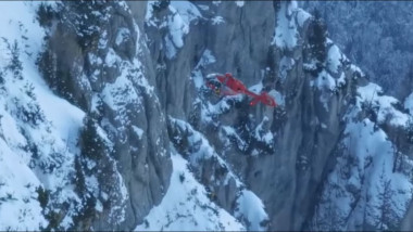 elicopter in muntii bucesi cauta alpinist mort