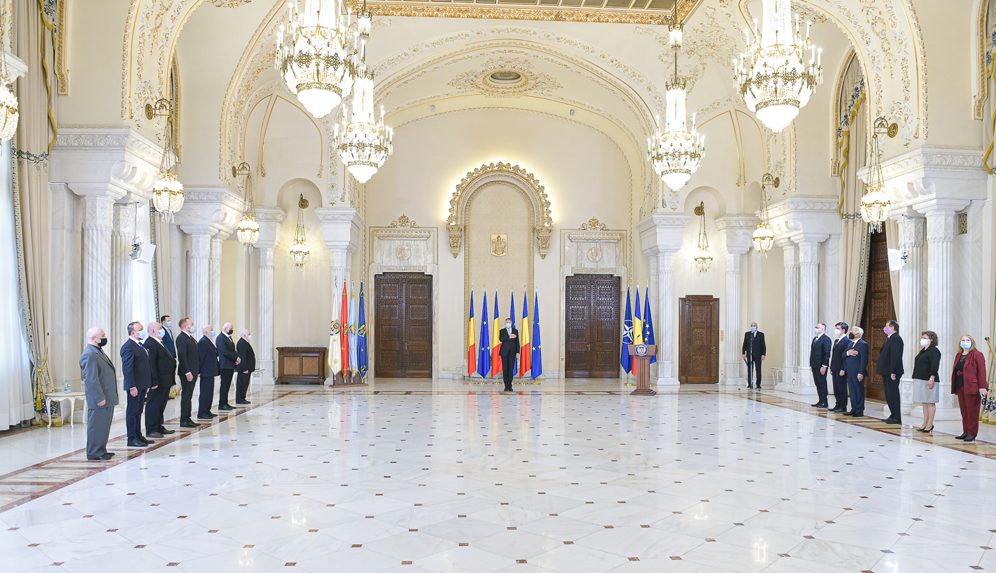 Klaus Iohannis l-a decorat pe Gheorghe Zamfir și pe alte personalități din domeniul culturii