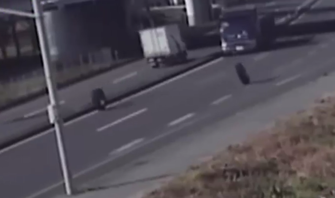 VIDEO. Pieton lovit de o roată desprinsă de la un camion, în Japonia