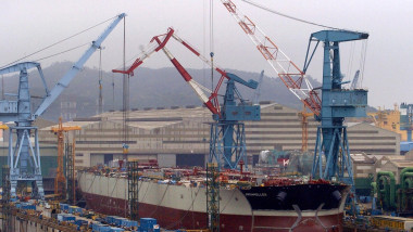 construcția unei nave la un șantier naval din Coreea