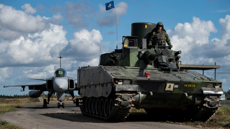 Tanc și avion ale forțelor armate suedeze de pe insula Gotland