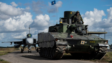 Tanc și avion ale forțelor armate suedeze de pe insula Gotland