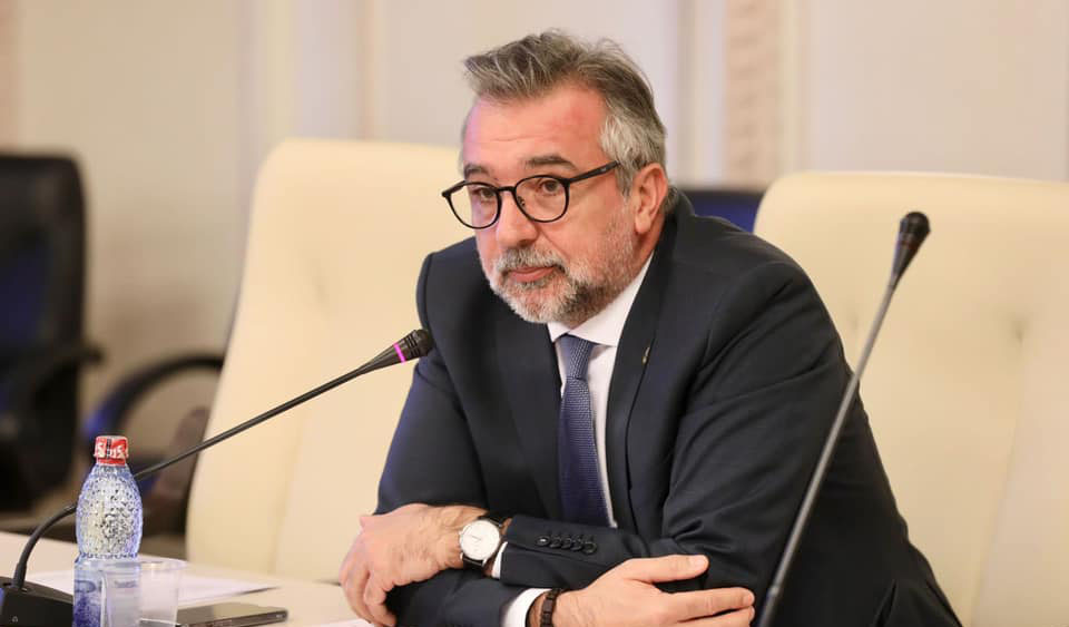 Ministrul Culturii a făcut COVID: „M-am izolat imediat”. Lucian Romașcanu a mai avut o dată virusul