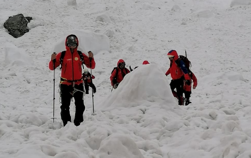 Cele două persoane surprinse de avalanșa din Făgăraș au fost coborâte de pe munte. Una dintre ele a fost dusă la spital