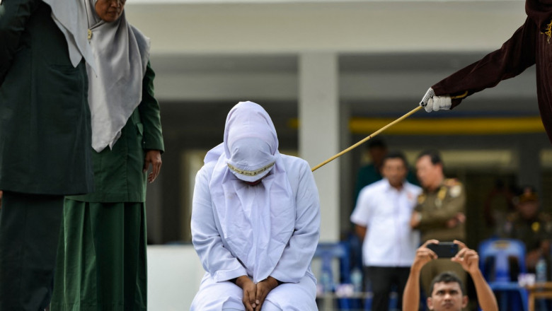 O femeie din Indonezia a fost pedepsită cu 100 de lovituri de bici pentru adulter
