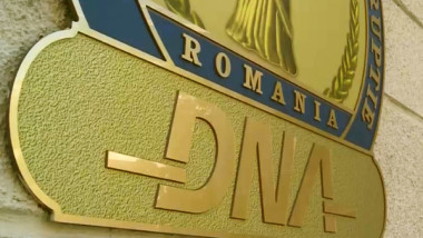 Emblema DNA de la intrare în sediul central.