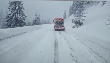 Dimineață cu minus 20 de grade în județul Sibiu și șosele acoperite cu zăpadă. Porturile sunt închise din cauza vântului