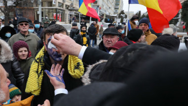 George Simion, stropit cu cerneală în timpul manifestărilor organizate la Iași. FOTO: Inquam Photos / Liviu Chirica