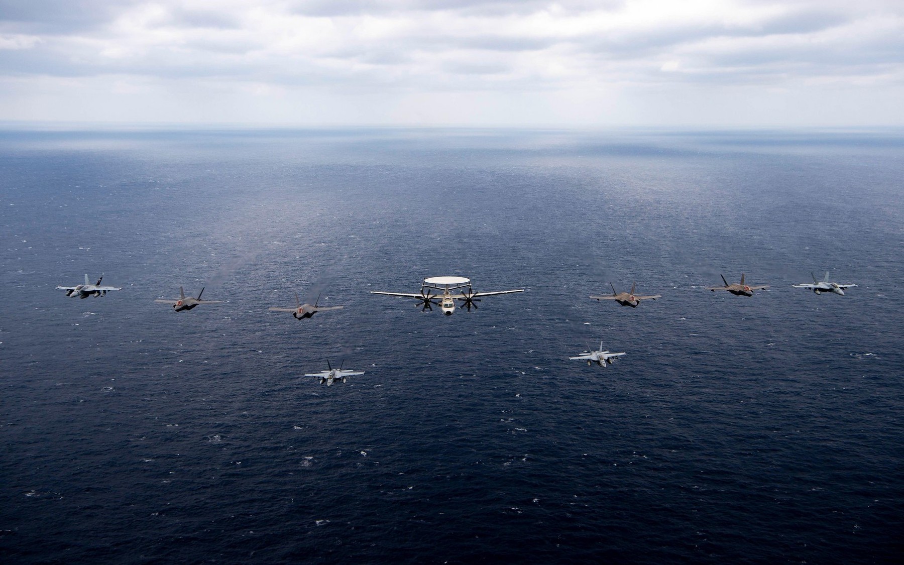 SUA și Japonia au organizat exerciții militare navale comune în Marea Filipinelor pentru a trimite un mesaj Chinei