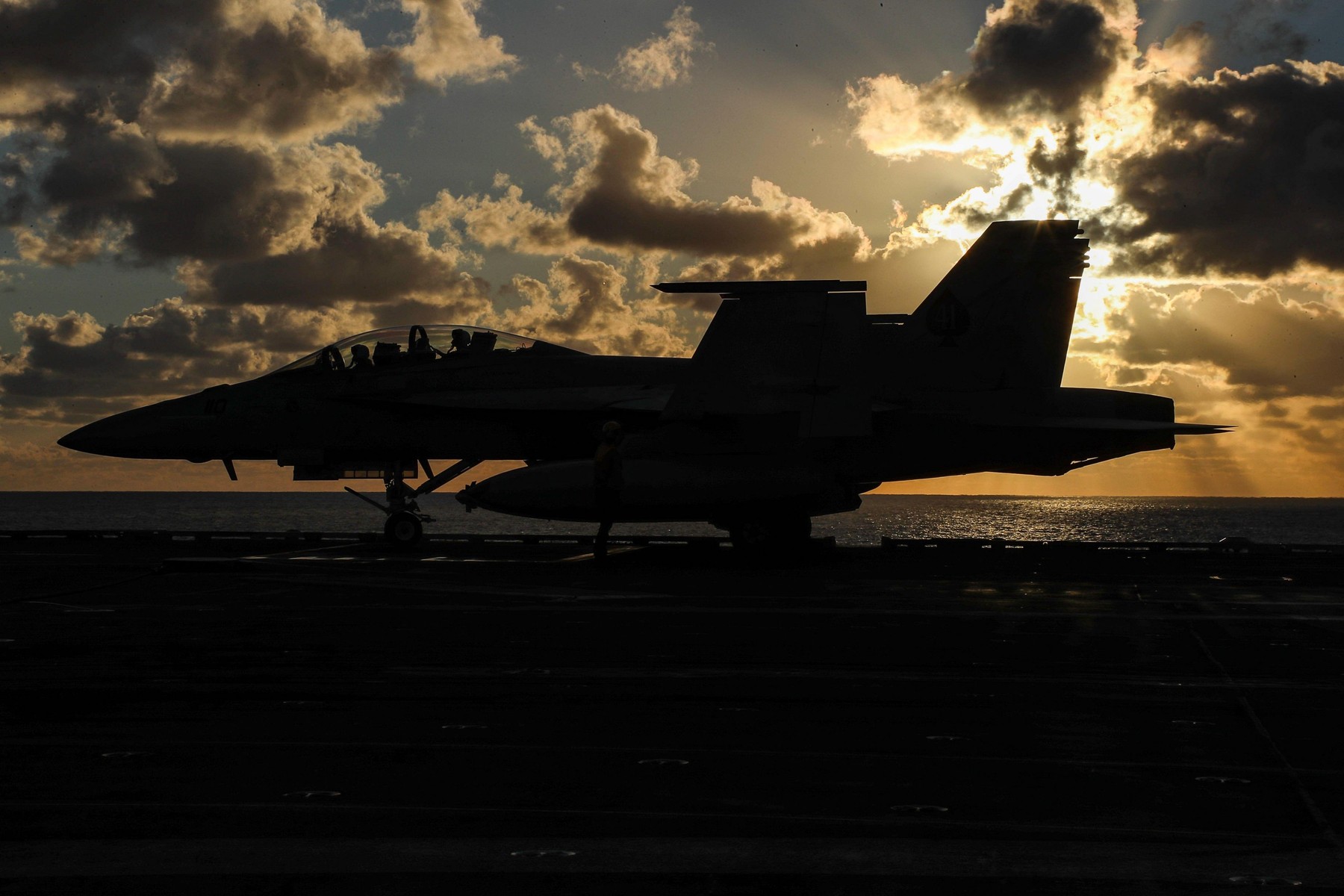 SUA și Japonia au organizat exerciții militare navale comune în Marea Filipinelor pentru a trimite un mesaj Chinei