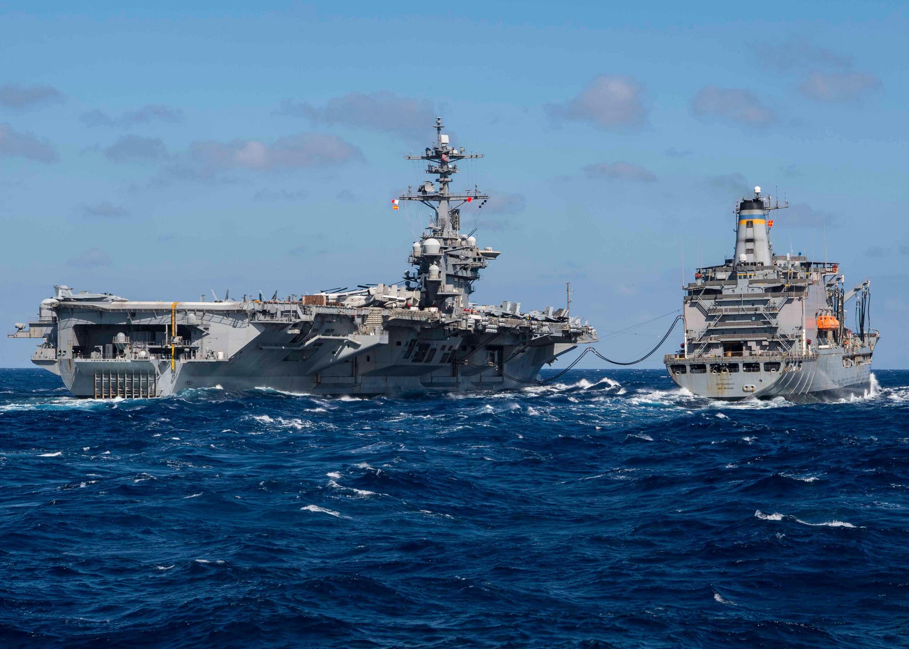 SUA și Japonia au organizat exerciții militare navale comune în Marea Filipinelor pentru a trimite un mesaj Chinei