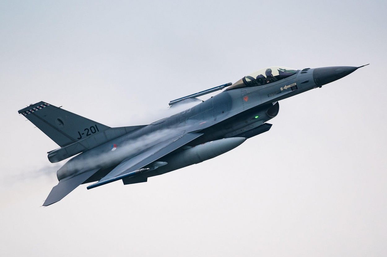 Primele F-16 olandeze au ajuns în România. Aeronavele vor fi folosite pentru antrenarea piloților ucraineni