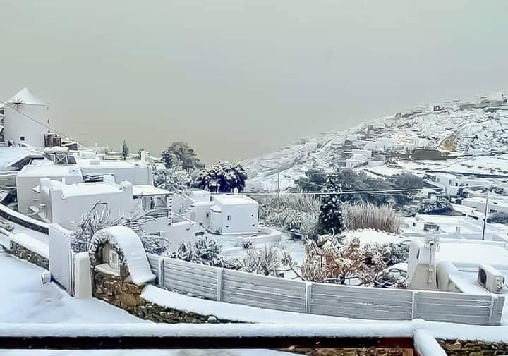 Una dintre cele mai îndrăgite insule din Grecia, acoperită de zăpadă după o ninsoare neobișnuit de puternică