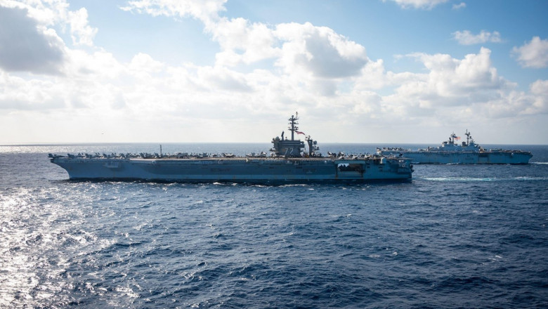 Portavioanele USS Abraham Lincoln și USS Essex în Marea Filipinelor