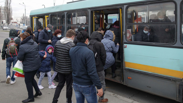 Oameni care se urcă într-un troleibuz al STB.