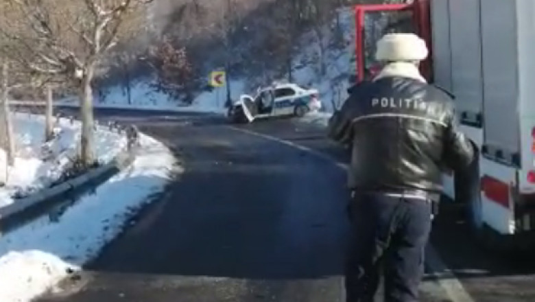 O mașină a poliției implicată în accident.