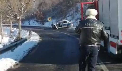 VIDEO. O mașină a poliției aflată în patrulare a fost implicată într-un accident. Doi agenți au fost răniți